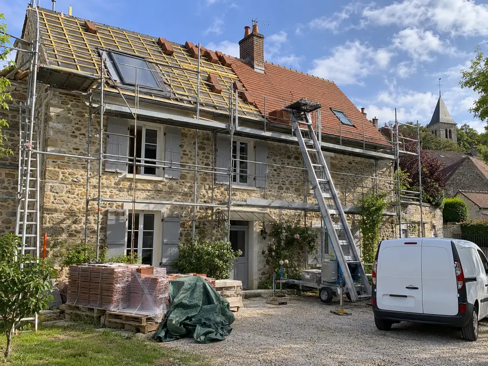 Réfection d'une toiture en tuiles plates au Perray-en-Yvelines, la maison sous échafaudage